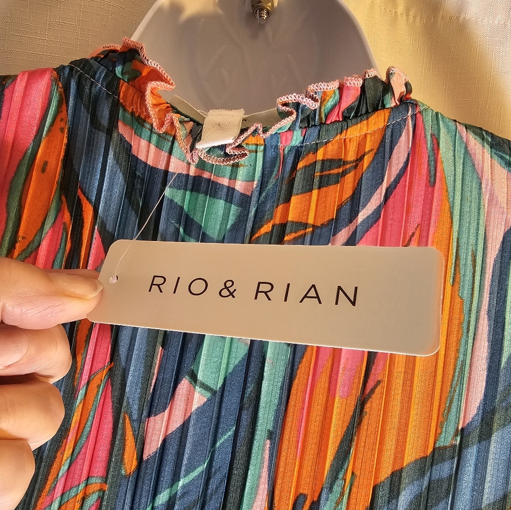 2/$20 Rio & Rian 2X Tropical Top - Picture 6 of 8
